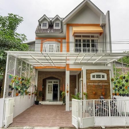RedDoorz near Sindu Kusuma Edupark 2 Hotel Cebongan Bagian luar foto