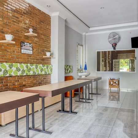 RedDoorz near Sindu Kusuma Edupark 2 Hotel Cebongan Bagian luar foto