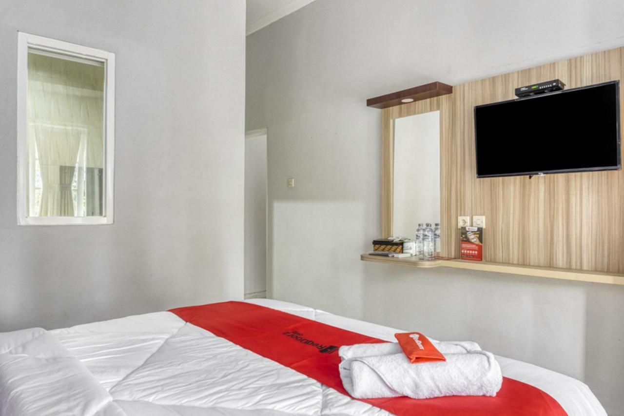 RedDoorz near Sindu Kusuma Edupark 2 Hotel Cebongan Bagian luar foto