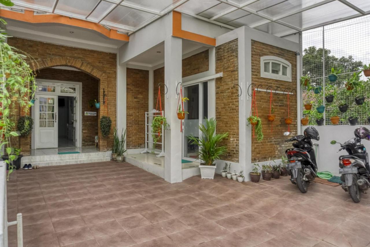 RedDoorz near Sindu Kusuma Edupark 2 Hotel Cebongan Bagian luar foto