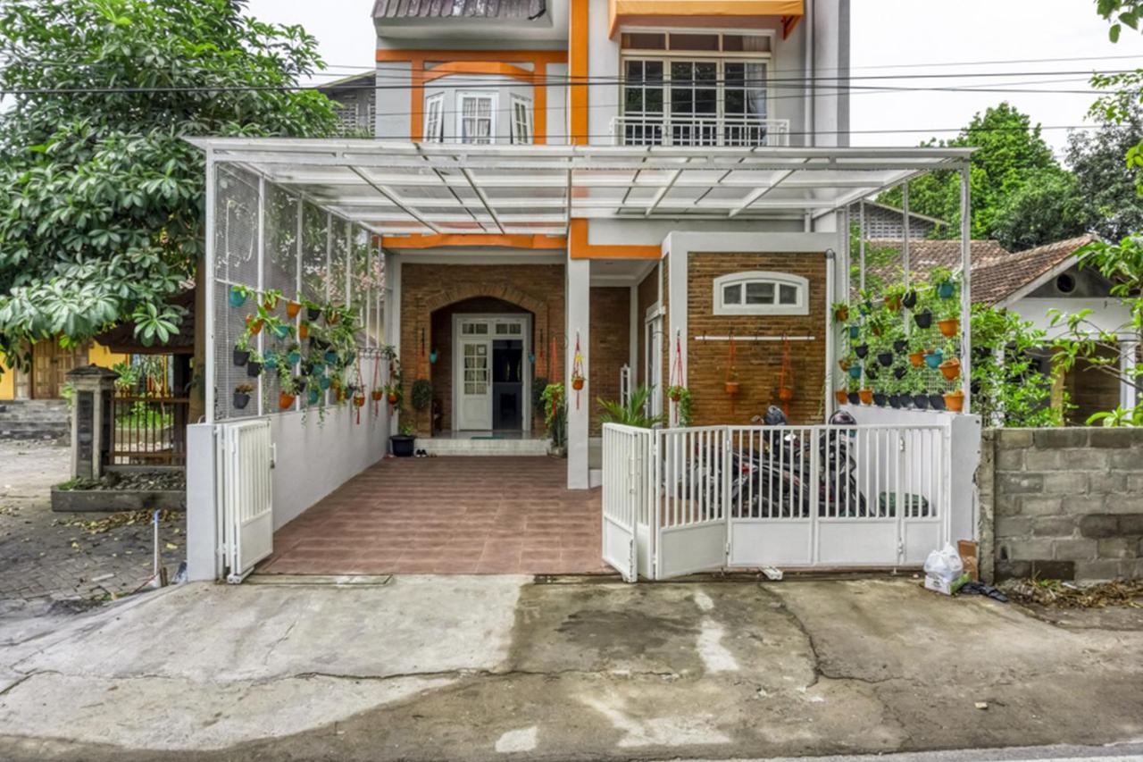 RedDoorz near Sindu Kusuma Edupark 2 Hotel Cebongan Bagian luar foto