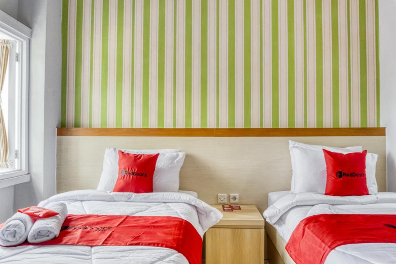 RedDoorz near Sindu Kusuma Edupark 2 Hotel Cebongan Bagian luar foto