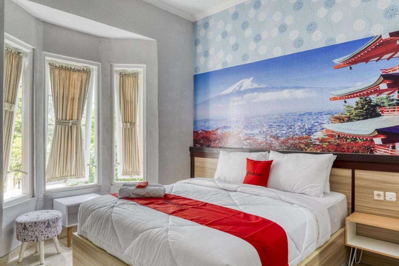 RedDoorz near Sindu Kusuma Edupark 2 Hotel Cebongan Bagian luar foto