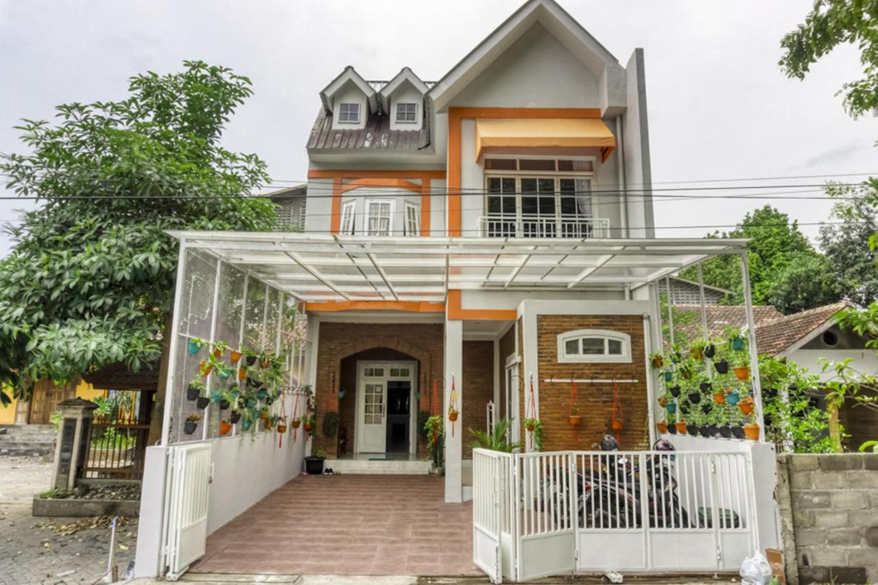 RedDoorz near Sindu Kusuma Edupark 2 Hotel Cebongan Bagian luar foto