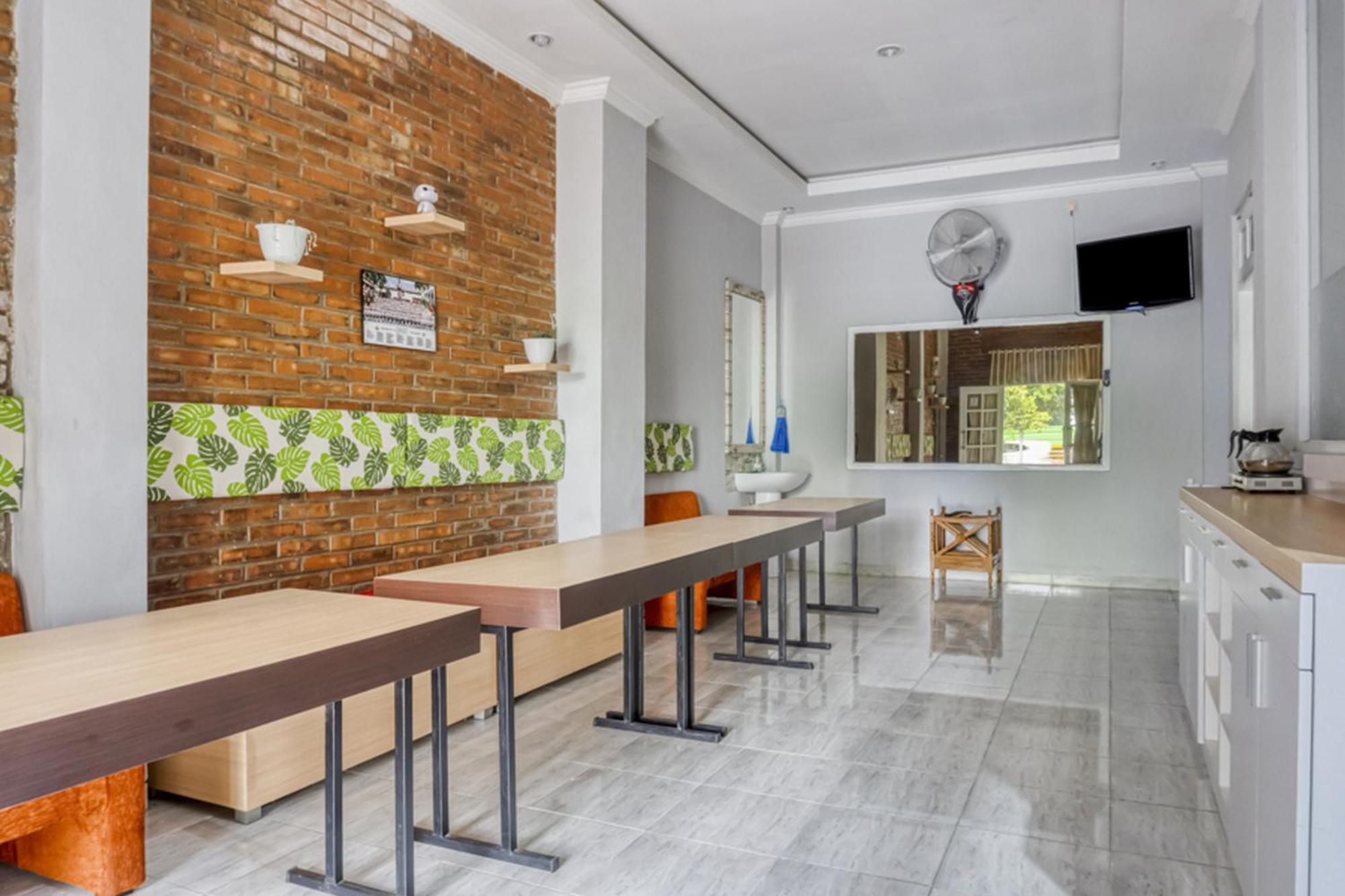 RedDoorz near Sindu Kusuma Edupark 2 Hotel Cebongan Bagian luar foto
