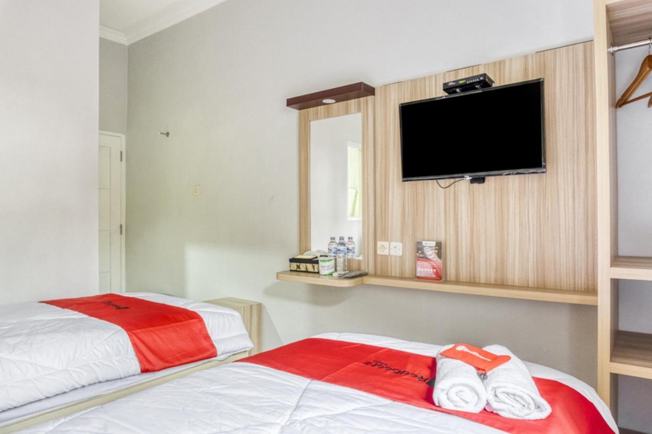 RedDoorz near Sindu Kusuma Edupark 2 Hotel Cebongan Bagian luar foto